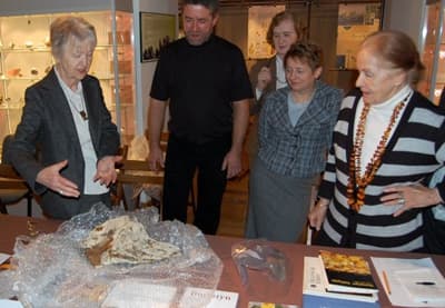 Żywica kauri - dar Janusza Fudali (drugi od lewej) dla Muzeum Ziemi PAN