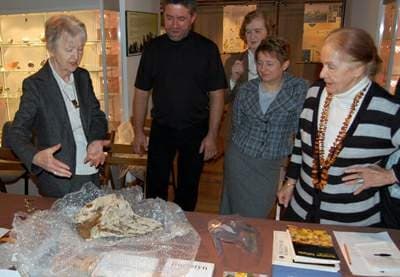 Janusz Fudala (drugi od lewej) podczas ubiegłorocznego spotkania przekazał do zbiorów Muzeum kilka bryłek żywic kopalnych