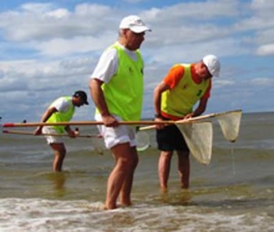 Poławianie bursztynu z morza podczas ubiegłorocznych mistrzostw