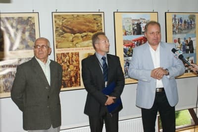 Wystawę otworzyli prezes Stowarzyszenia Polski Szlak Bursztynowy Bogusław Abramek, dyrektor muzeum Jan Książek i burmistrz Janusz Antczak