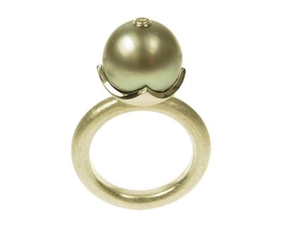 Perła - klasyczna, a jednak nowoczesna. Pierścionek Marcin Gronkowski & Maryla Dubiel: srebro, naturalna perła słodkowodna, cyrkonia