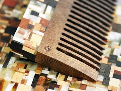 Bursztyn i drewno w wykonaniu Doroty Kos