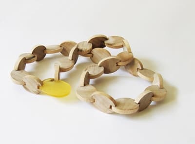 Sara Gackowska: naszyjnik - bursztyn, drewno, stal