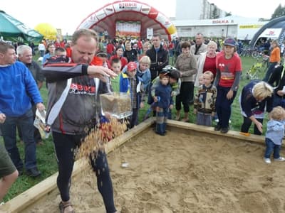 Bursztynu na Bike Maratonie na pewno nie zabraknie - w ubiegłym roku rozsypywał go burmistrz Janusz Antczak