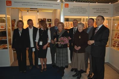 Bursztynnicy Roku i Stulecia: (od lewej) Ewa Rachoń, Kazimieras Mizgiris, Elżbieta Sontag, Wiesław Gierłowski, Regina Kramarska, Mariusz Gliwiński, Barbara Kosmowska-Ceranowicz, Adam Pstrągowski i Wojciech Kalandyk