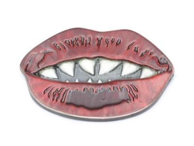 Bartosz Chmielewski – brosza „Całus 1”; srebro, emalia, zęby rekina