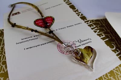 Naszyjnik z bursztynowym sercem autorstwa Jacka Ostrowskiego