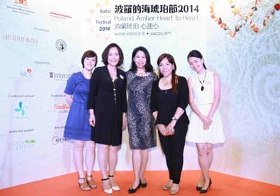 Amberozia Team - w środku Nancy Chui