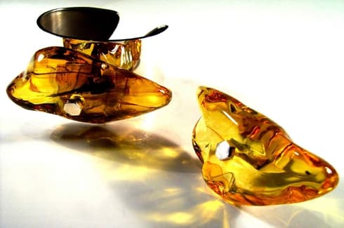 Biżuteria bursztynowa jest już powszechnie kojarzona z Polską. Na zdjęciu biżuteria Eugeniusza Salwierza