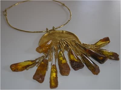 Naszyjnik "Słońce jednakowo każdemu świeci" autorstwa Pauliny Binek