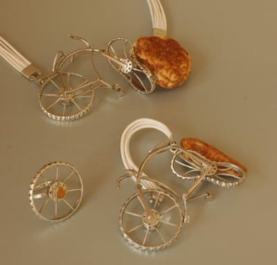 Grand Prix: Natalia Łapinus, komplet „Rowery”, 2009. Bursztyn, metal, skóra.