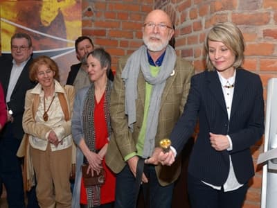 Michael Zobel w towrzystwie Joanny Grążawskiej podczas wręczenia pierścienia w Muzeum Bursztynu 