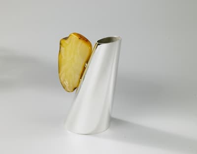 Praca Magdaleny i Tomasza Stajszczaków z wystawy "Nasz bursztyn"