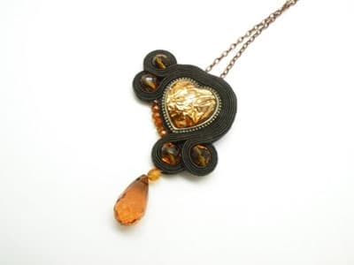 Wisior: Pomnik miłości