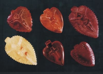 Zawieszki bursztynowe do naszyjników ze zbiorów Muzeum Północno-Mazowieckiego w Łomży