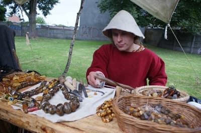 Eryk Popkiewicz w trakcie prezentacji dawnych technik obróbki bursztynu na Europejskim Święcie Bursztynu w Wieluniu