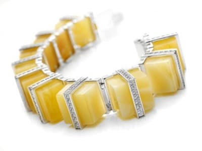 NAC Amber: bursztyn naturalny, białe złoto, diamenty