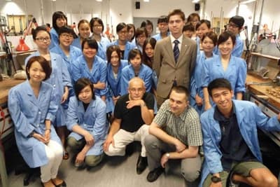 Mariusz Gliwiński i Sławomir Fijałkowski (z prawej) z uczestnikami warsztatów bursztynowych w Hongkongu