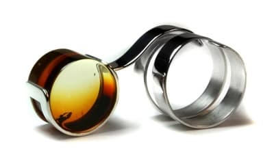 Nowoczesna biżuteria z bursztynem autorstwa Jacka Ostrowskiego