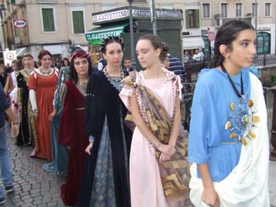 Pokaz biżuterii Bożeny Kamińskiej na strojach z różnych epok