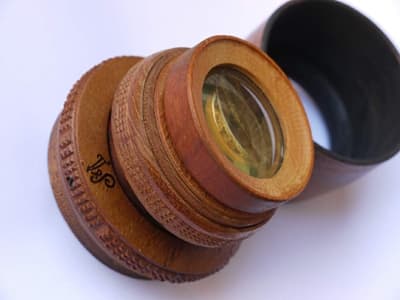 Bursztynowa soczewska skonstruowana przez Marka Mazura