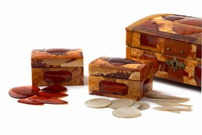 Gra w flirt – szkatułka z czterema szkatułkami wewnątrz i żetonami, 1. ćwierć XVIII w., Kunstkammer Georg Laue