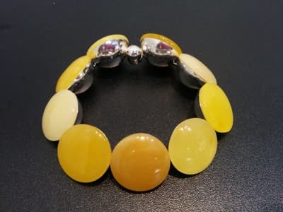 Minimalistyczna - również w użyciu bursztynu - forma bransolety Piotra Zarańskiego