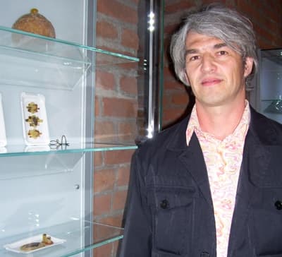 Gisbert Stach na otwarciu wystawy kończącej warsztaty bursztynnicze w Muzeum Bursztynu w Gdańsku w 2009 r.