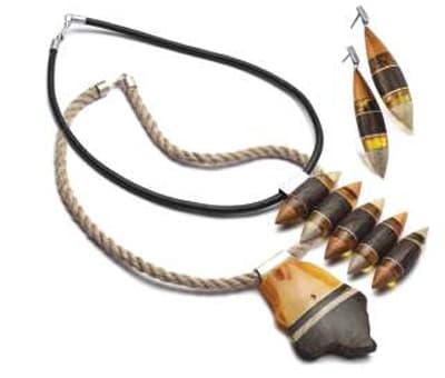 Prace Marty Włodarskiej: bursztyn i drewno