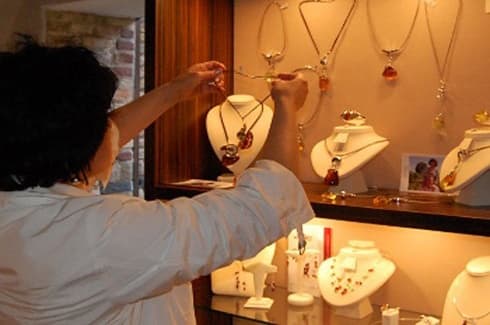 Sprzedawca wyrobów bursztynowych powinien wykazać się wysokim poziomem wiedzy