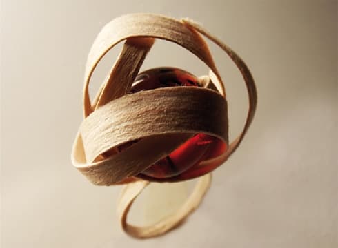 Natalia Czamańska - pierścionek: bursztyn bałtycki, formir drewniany