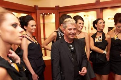 Projektant przed pokazem mody "Noc z gwiazdami" 