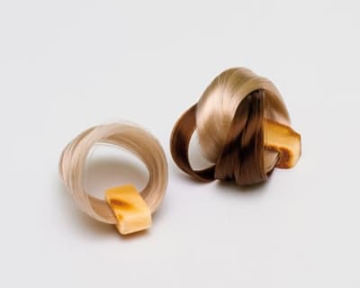 Milena Stelmasiak – pierścionki: bursztyn, włosy 