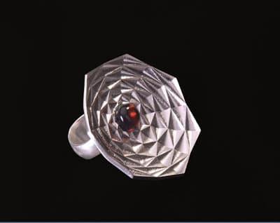 Julia Rajs: pierścionek, bursztyn bałtycki, silver CAD/CAM
