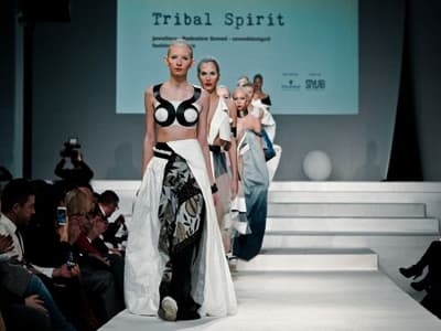 Dvorus (stroje) & Radek Szwed (biżuteria)