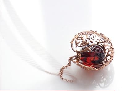 Agata Krawczyk: wisior – bursztyn, srebro złocone 