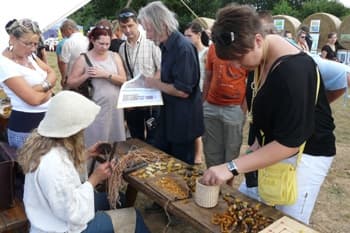 Pokaz dawnych technik obróbki bursztynu podczas ubiegłorocznego święta