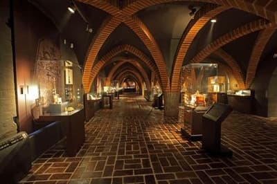 Wystawa "Bursztynowe konteksty" jest dynamiczna, atrakcyjna wizualnie i dostosowana do wymagań współczesnego widza