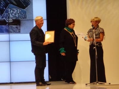 Aleksander Gliwiński odbiera dyplom i statuetkę Top Moda