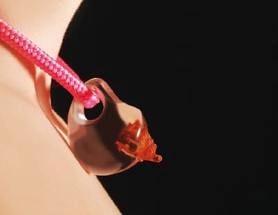 Irmina Fularczyk, wisior: bursztyn bałtycki, żywica