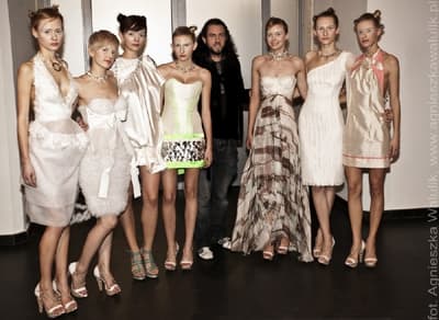 Michał Starost z modelkami prezentującymi jego kolekcję "Zaklęta w piękno"