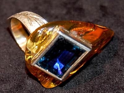 Christoph Steidl Porente: pierścionek z byrsztynem