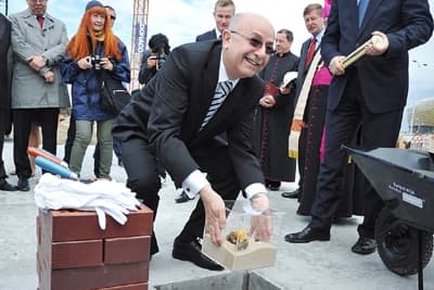 Prezes zarządu MTG SA Andrzej Kasprzak podczas wmurowania kamienia węgielnego pod budowę AmberExpo