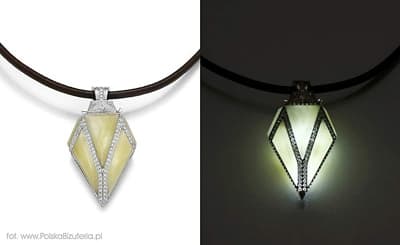 Paweł Waś, wisior "Amber Divali": białe złoto, brylanty, bursztyn. I nagroda w konkursie Bursztynowe Rzemiosło 2010 w kategorii seniorzy. 