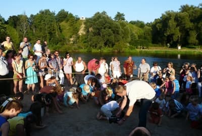 Poszukiwanie bursztynu nad Wartą podczas ubiegłorocznego Święta Bursztynu