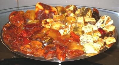 Mozaika z bursztynowych kamieni