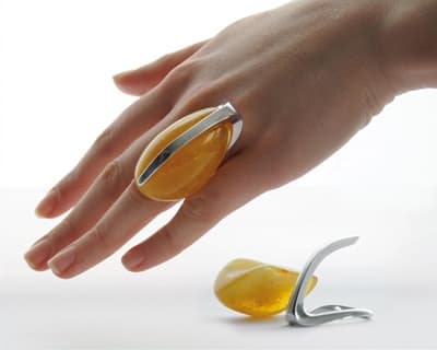 Agata Krawczyk – pierścionek: bursztyn bałtycki, srebro rodowane 