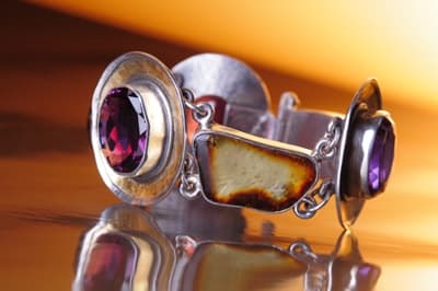 Warto szukać współczesnego wzornictwa bursztynowej biżuterii