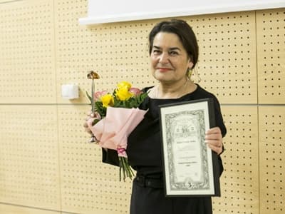 Zoja Kostiaszowa odebrała dyplom i statuetkę w czasie targów Amberif