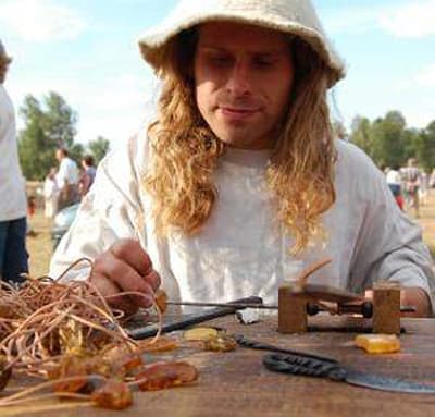 Pokaz obróbki bursztynu dawnymi technikami w wykonaniu Eryka Popkiewicza